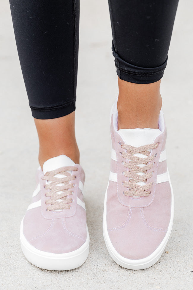 White trainers clearance with pink stripes