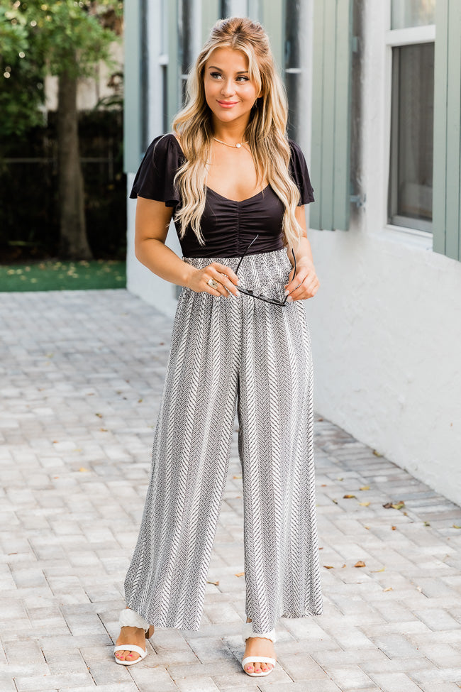 How to Wear Striped Pants: 6 Chic Outfit Ideas From Fashion Bloggers